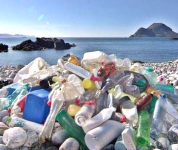 La plastica sulle spiagge? Da inquinamento a risorsa