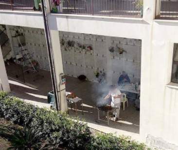 Fanno la grigliata in un cimitero, quattro denunciati