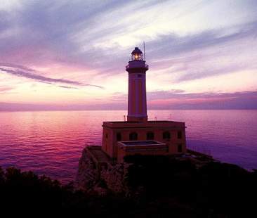 Fari, torre e caserme: da costo a risorsa