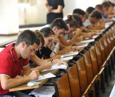 Metà dei contratti di lavoro va a diplomati e laureati