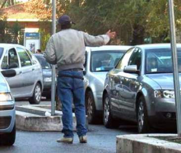Parcheggiatori abusivi da tre generazioni: nonno e nipote di sei anni