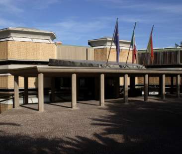 Selfie con i reperti in mano, caos-sicurezza al Museo