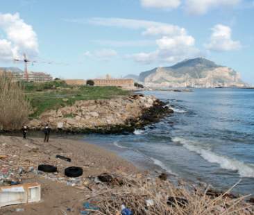Palermo, rifiuti pericolosi: sequestrata area alla foce dell’Oreto
