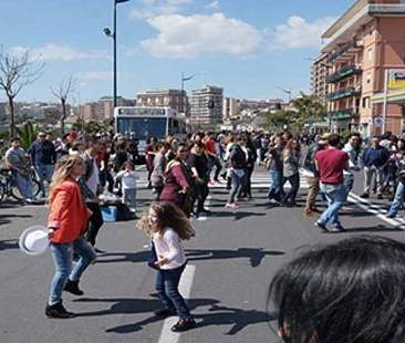 Solo un cittadino su 5 “va a piedi”. Metropoli siciliane lontane dall’Ue