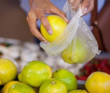 Sacchetti bio, una tassa occulta fa imbufalire i consumatori