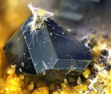 Fluoro-edenite, a Biancavilla il minerale killer fa meno paura