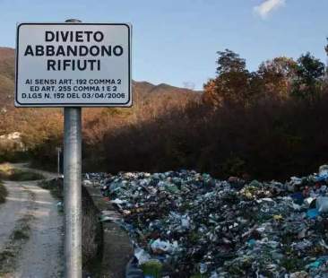 Rifiuti, l’altra faccia del caos: le discariche non autorizzate
