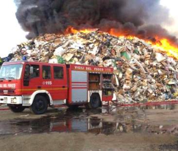 Incendi negli impianti di rifiuti, in Sicilia segnalati nove episodi