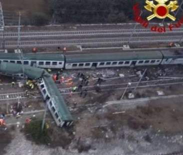 Deraglia treno di pendolari, tre morti e decine di feriti