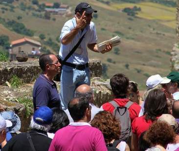 Guide e accompagnatori, figure diverse Guide e accompagnatori, figure diverse