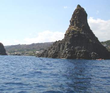 Una piega della crosta terrestre cresce al largo di Acitrezza