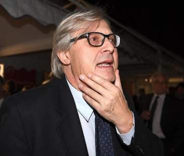 “Forse via a maggio” ed è bufera su Vittorio Sgarbi