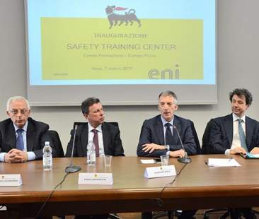 Al centro delle politiche di Eni salute, sicurezza e ambiente Al centro delle politiche di Eni salute, sicurezza e ambiente