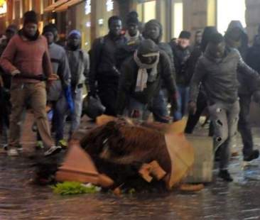 Migranti: disordini a Firenze dopo uccisione senegalese Migranti: disordini a Firenze dopo uccisione senegalese