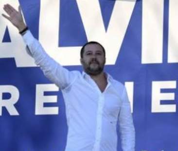 Politica, Matteo Salvini balla da solo