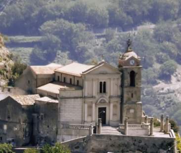 Per dieci anni truffa genitori di vittima della mafia, arrestato