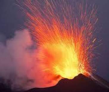 Stromboli: violente esplosioni vulcaniche con materiale incandescente