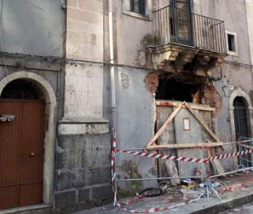 Esplosione Catania: operato capo squadra pompieri, slittano funerali vittime