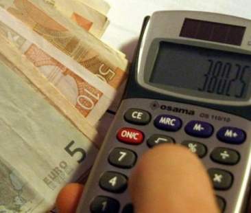 Tariffe, italiani vessati: 9 i rincari nell’ultimo anno, giù solo telefonia