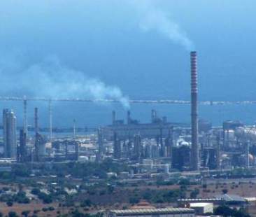 Nel triangolo siracusano dei veleni l’inquinamento arriva fino al mare