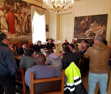 Rifiuti: a Catania lavoratori bloccano uscita camion per raccolta