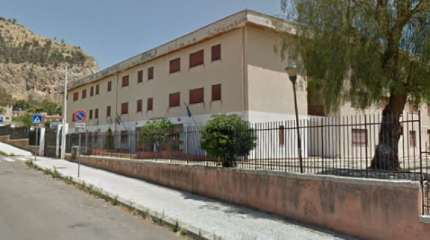 Scuola: professore ipovedente picchiato da genitore