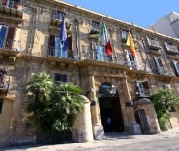 Ars: portaborse assunti come colf. E Miccichè attacca il M5s Ars: portaborse assunti come colf. E Miccichè attacca il M5s