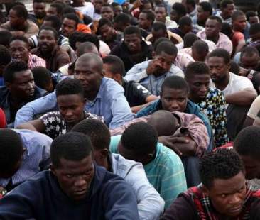 Migranti pachistani su barca a vela a Portopalo