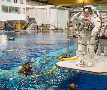 Un tuffo dentro una piscina di Colonia per imparare a camminare sulla Luna