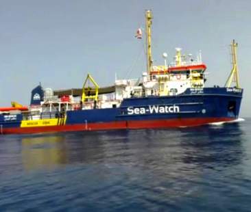 Migranti: si gettano in mare per non finire in Libia Migranti: si gettano in mare per non finire in Libia