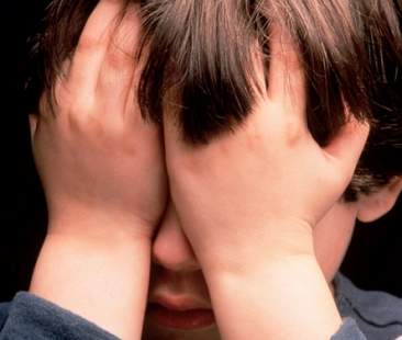 Violenze familiari: istiga il figlio a ferire la madre con un coltello