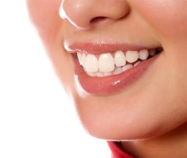 Il consumo di cibi e bevande troppo acidi aumenta l’erosione dello smalto dentale