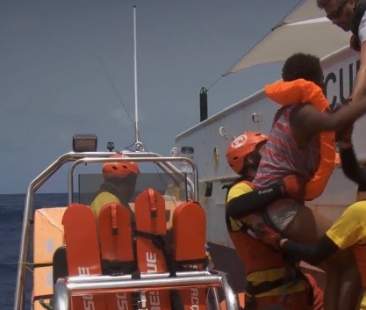 Migranti: a Portopalo e a Lampedusa arrivati in duecento