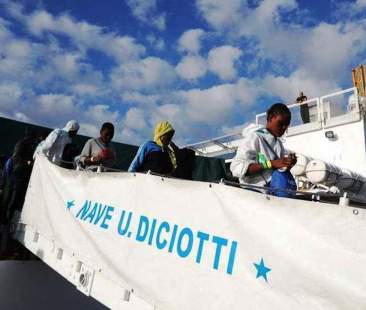Migranti: la Diciotti arrivata a Catania