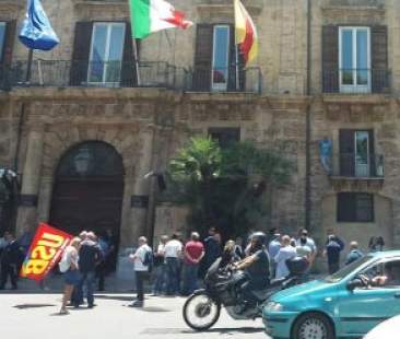 Formazione stremata, tutti in sciopero davanti al Palazzo dei Normanni