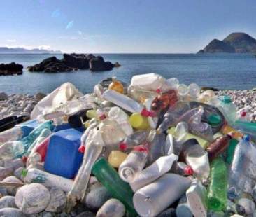 Coste siciliane invase dalla plastica. Il ministero chiede “aiuto” ai pescatori