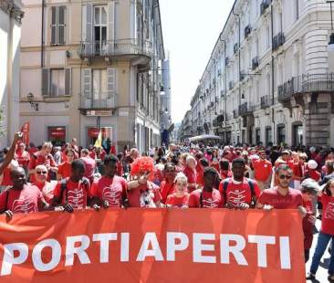 Migranti: le magliette rosse colorano l’Italia