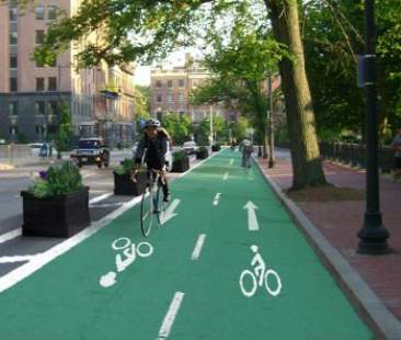 Mobilità sostenibile, a piedi o in bici anche a lavoro. Le prime a muoversi sono le aziende della moda