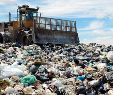 Rifiuti, stretta sui Comuni indisciplinati, ma piovono critiche sul Piano regionale