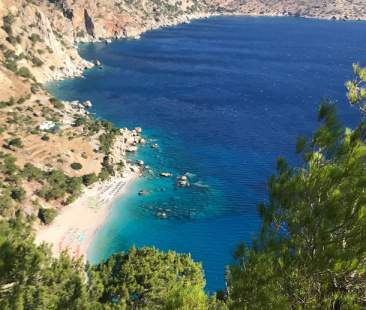 Un mare cristallino e tramonti da mozzare il fiato, ecco come Karpathos fa innamorare chi la visita
