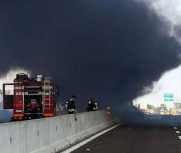 Inferno a Bologna per esplosione di un tir