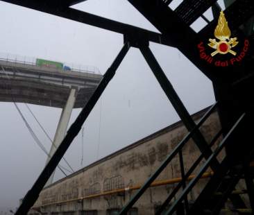 Genova: crolla ponte Morandi forse un fulmine, 35 morti