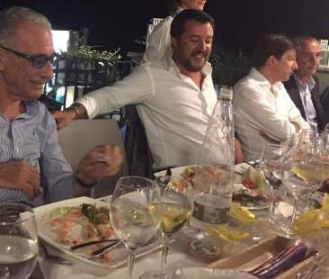 Social: Salvini in croce per la cena a Furci Siculo Social: Salvini in croce per la cena a Furci Siculo
