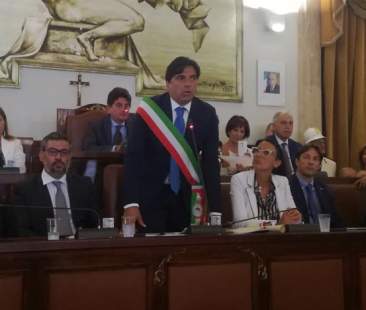 Catania – Prima seduta del Consiglio, crepe in maggioranza, opposizione spaccata