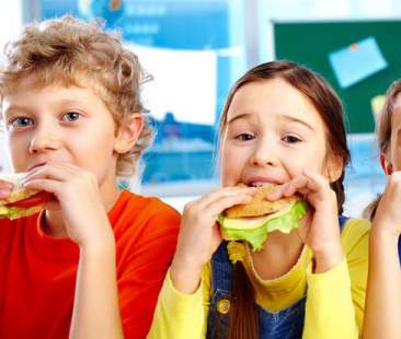 In estate alimentazione sregolata per quasi un bambino su due