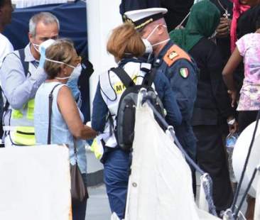 Migranti: Diciotti, cominciano gli sbarchi