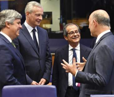 Ue: Junker, Italia come la Grecia. Governo, fibrillazioni e vertici