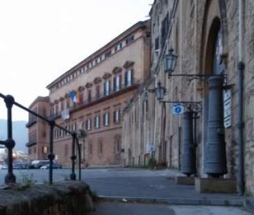 La Sicilia affonda ma l’Ars litiga sulle logge massoniche