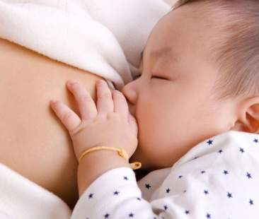 Allattamento al seno, dopo quattro mesi praticato soltanto da una mamma su tre