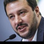 M5s e la manina della discordia. Salvini: “Per scemo non passo”
